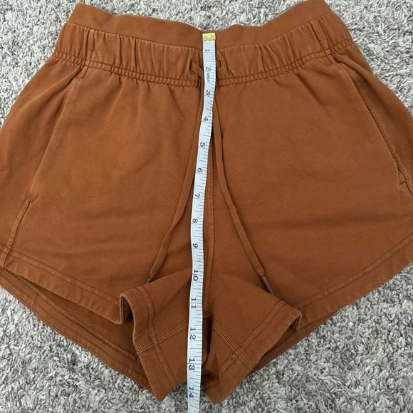 Lululemon inner glow high rise short in brown size 2 - Picture 4 of 6